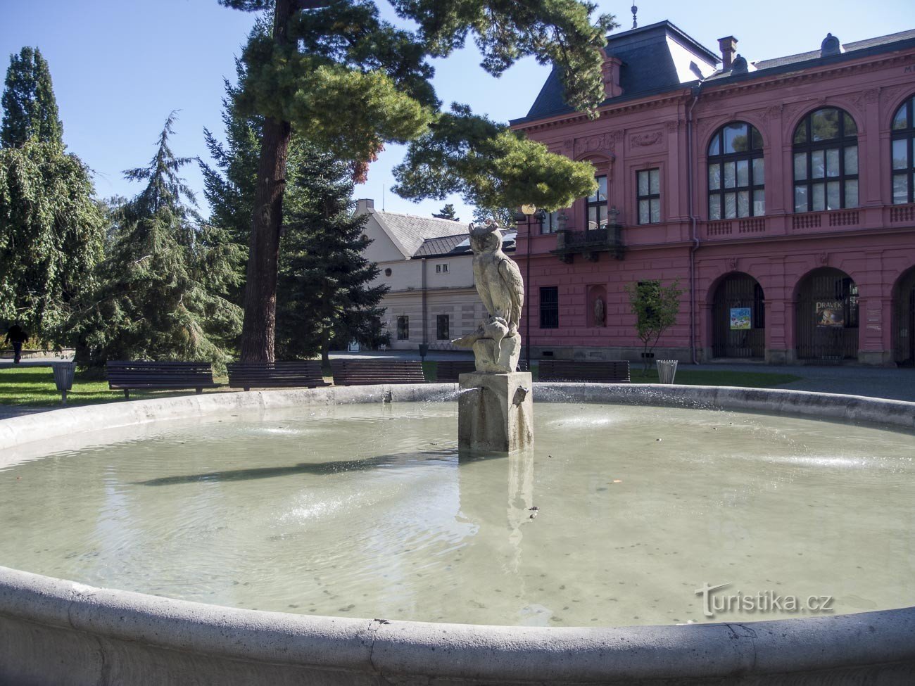 Fuente con un búho