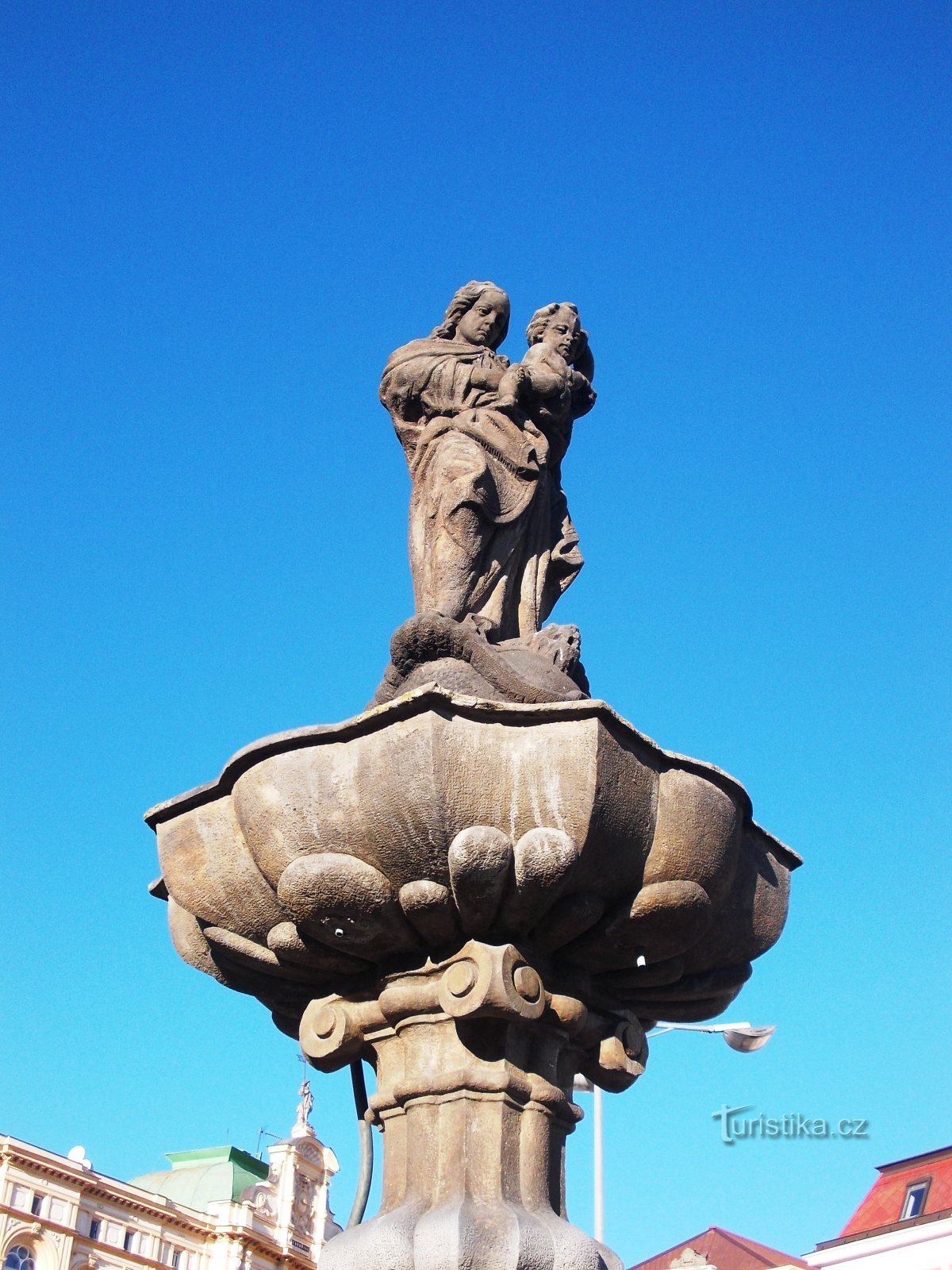 ένα σιντριβάνι με ένα άγαλμα