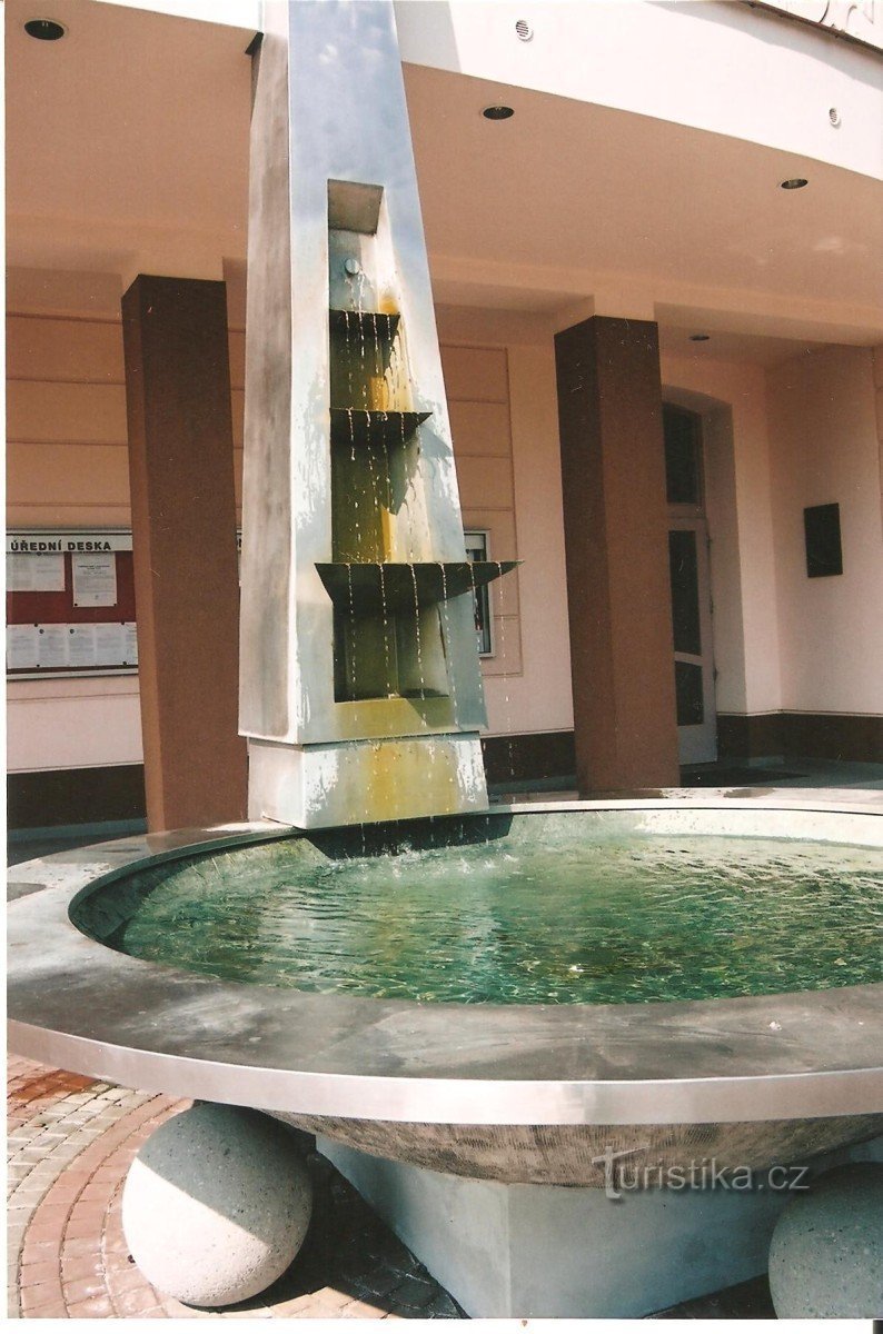 de fontein bij het gemeentehuis