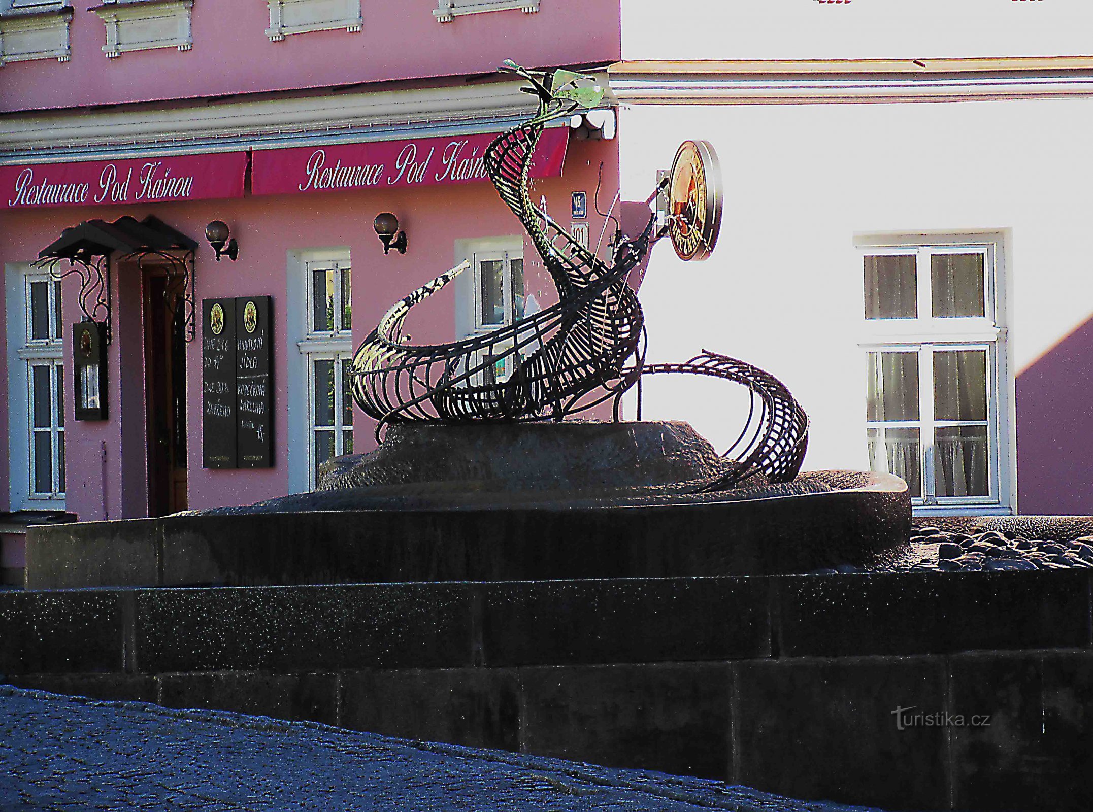 Brunnen auf einem malerischen Platz in Svitavy