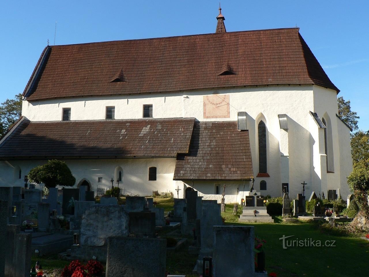 Kašperské Hory, a Szent István-templom déli oldala. Nicholas