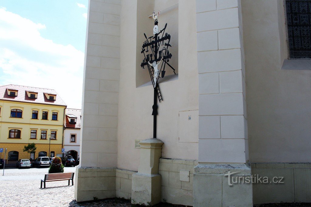 Kašperské Hory, croce del gallo vicino alla chiesa di S. Maria Maddalena