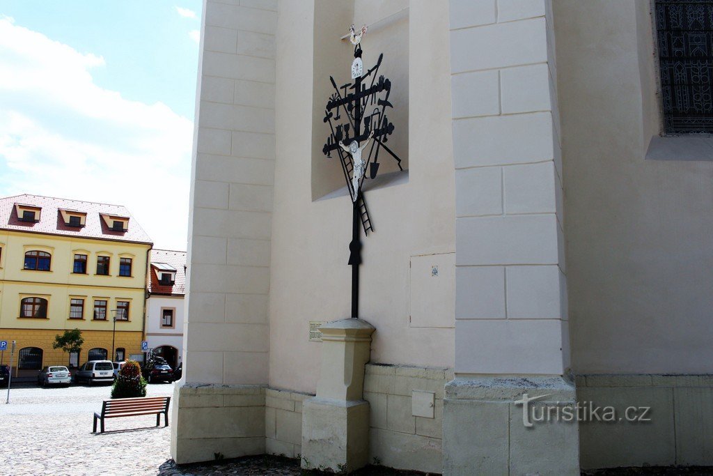 Kašperské Hory, Cruz de gallo cerca de la iglesia de St. María Magdalena