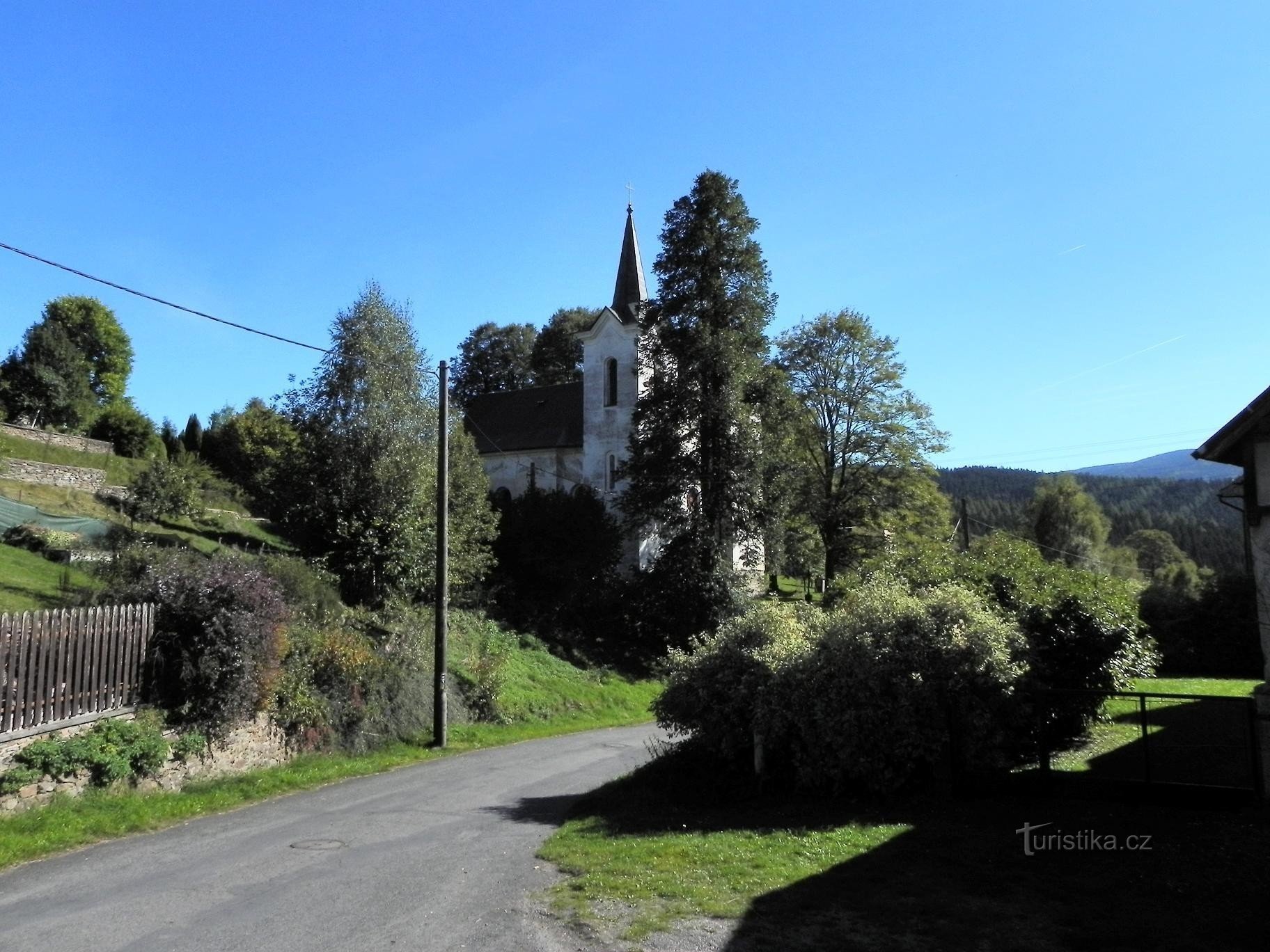 Kašperské Hory, bedevaartskerk van P. Maria Sněžné vanuit de stad