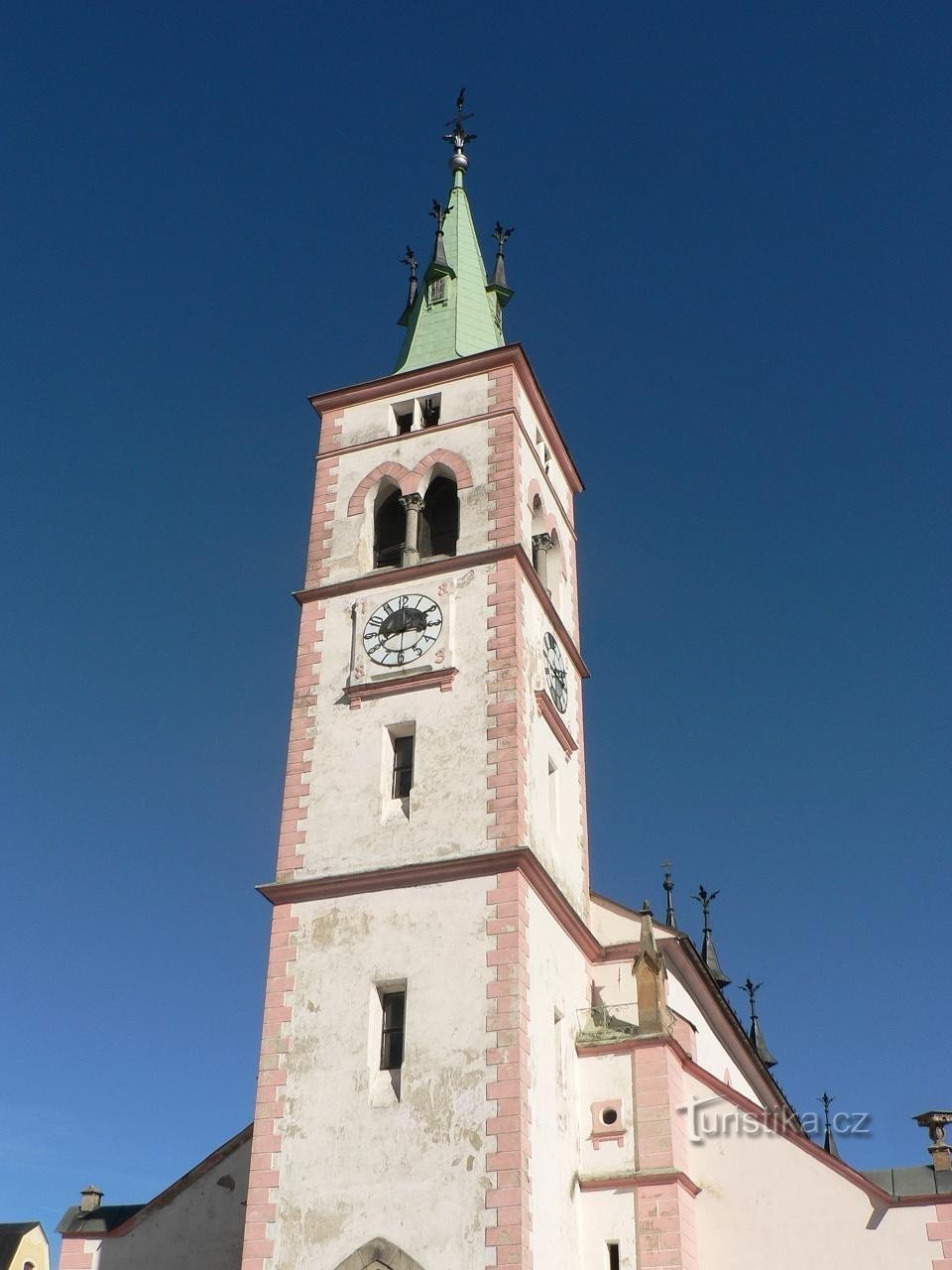 Kašperské Hory, Pyhän Nikolauksen dekaanin kirkon torni. Markkinat