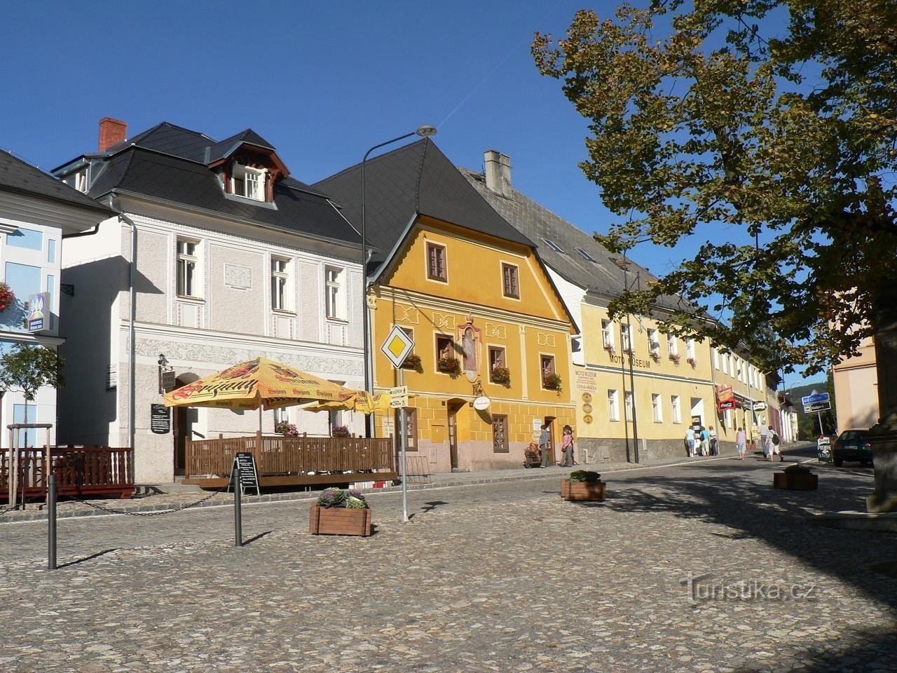 Kašperské Hory, parte orientale della piazza