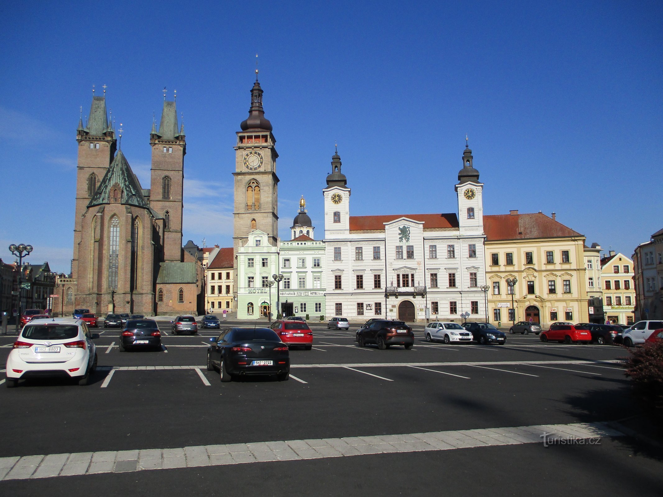 Katedrala, Bijeli toranj i zapadni niz kuća na čelu s gradskom vijećnicom (Hradec Králové, 6.7.2019. srpnja XNUMX.)