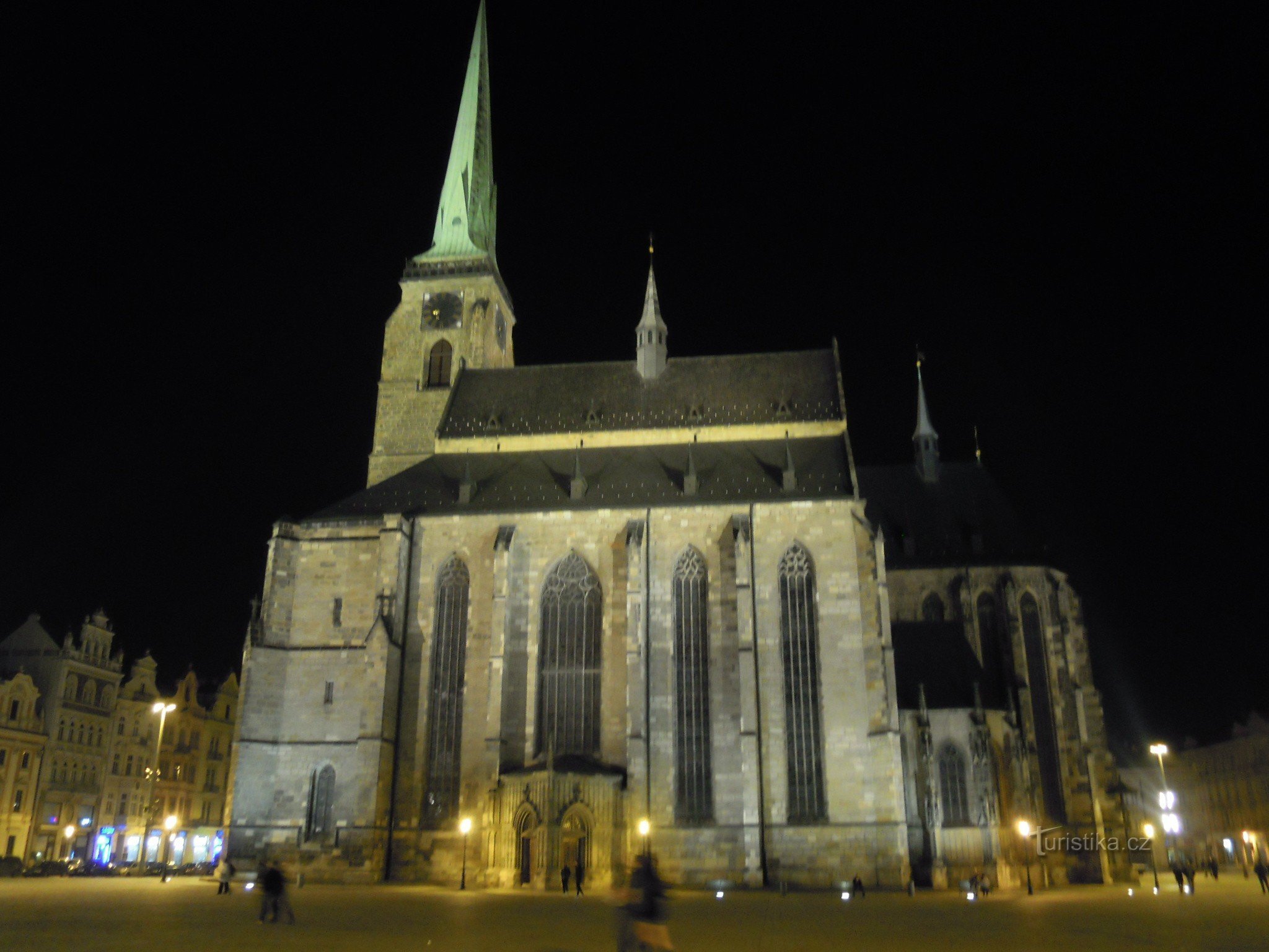 Catedral de St. Bartolomé en la Plaza de la República en Pilsen por la noche