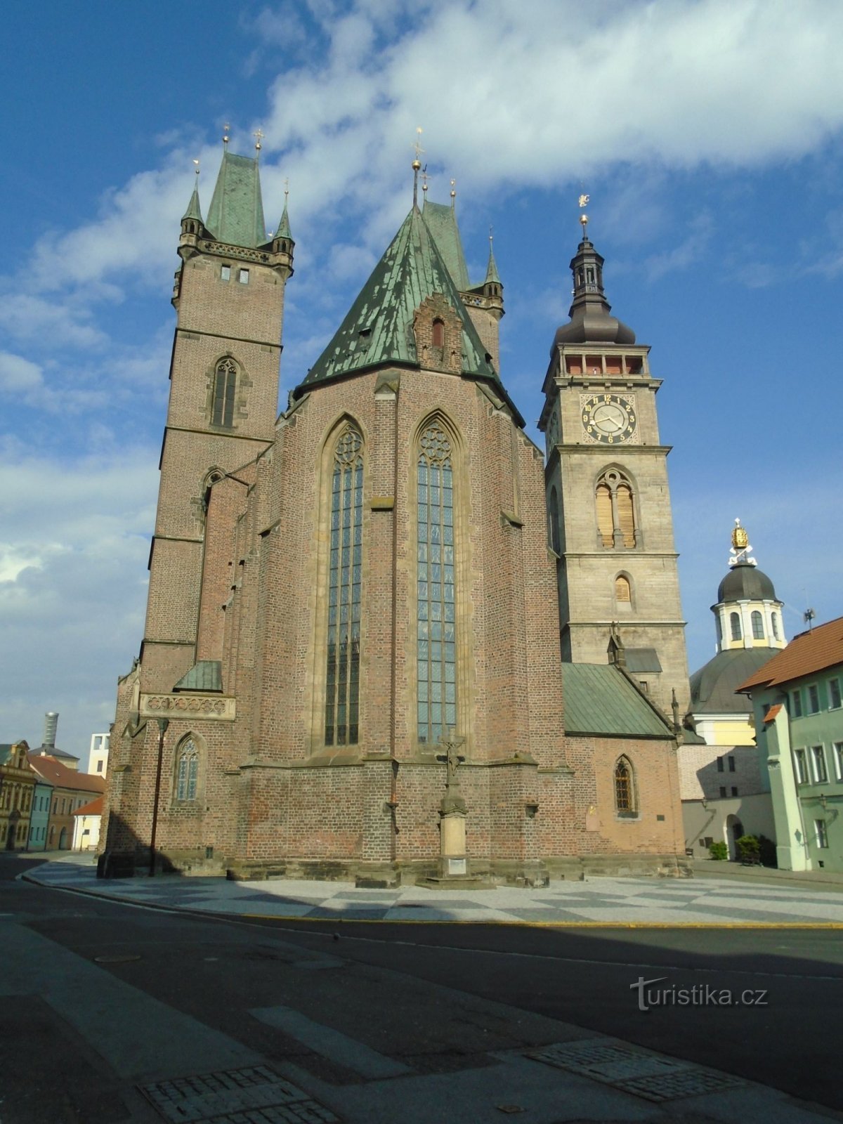 Catedral de St. Espíritu con la Torre Blanca (Hradec Králové, 1.5.2019/XNUMX/XNUMX)