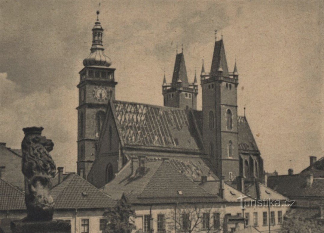 Kathedraal van St. Ducha in Hradec Králové na de storm in 1929