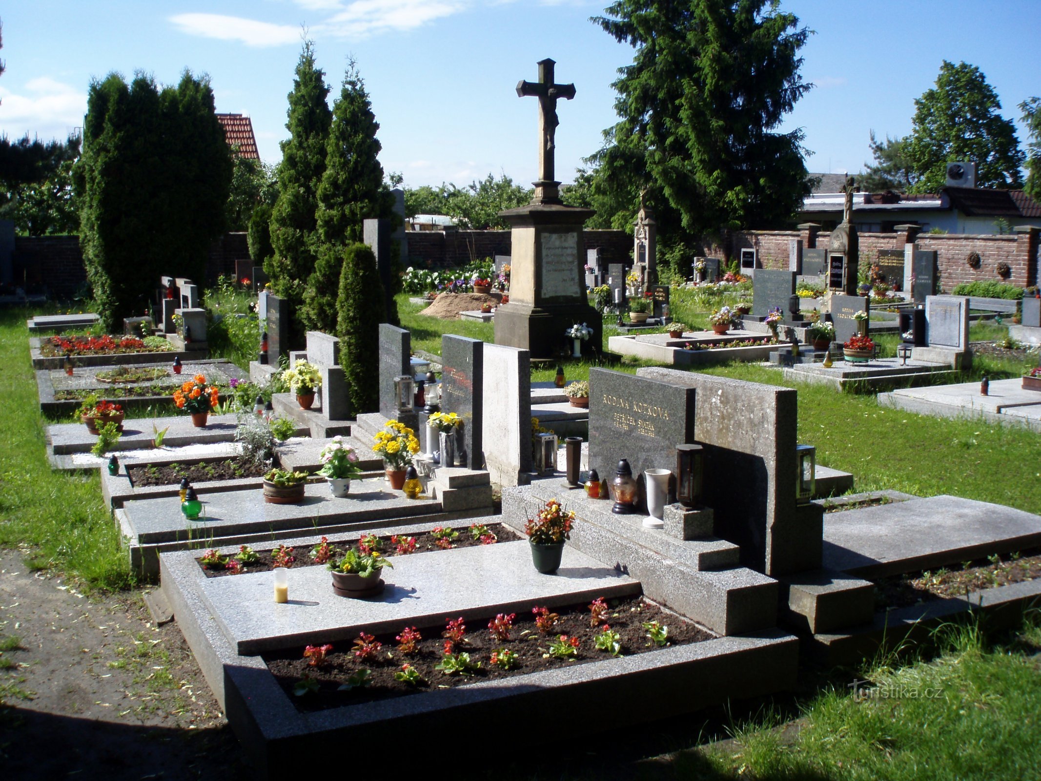 Католическое кладбище в Свинарах (Градец Кралове, 4.6.2010 июня XNUMX г.)