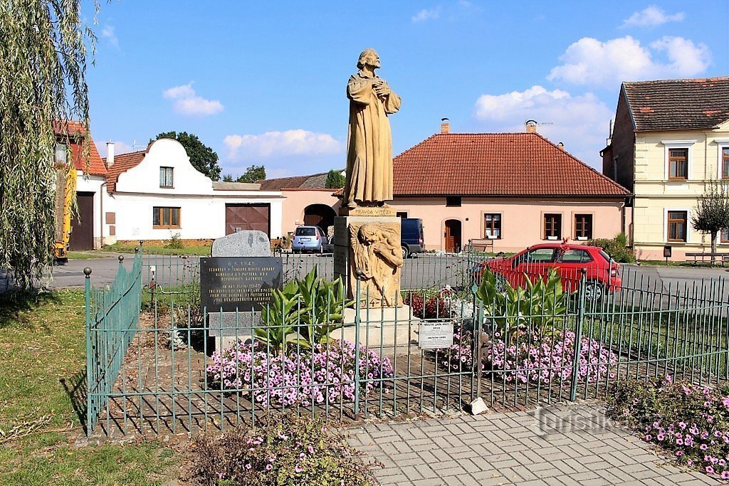 Katowice, Husovo náměstí com a estátua do Mestre Jan Hus.
