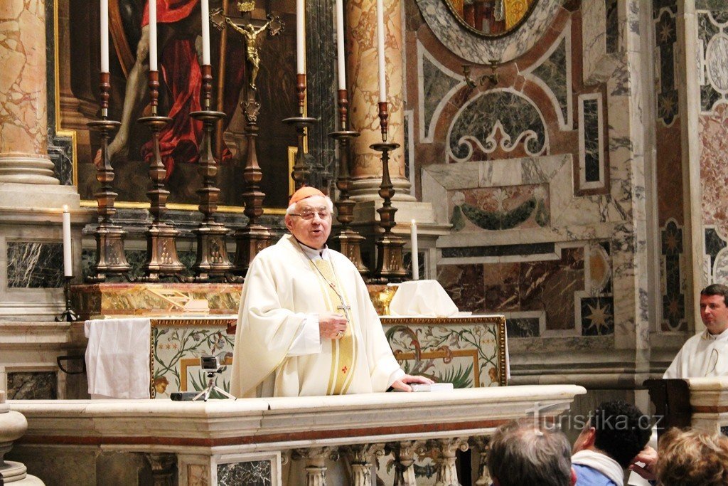 O sermão do cardeal Miloslav Vlk no altar de St. Venceslau na Basílica de St. Pedro na cuba