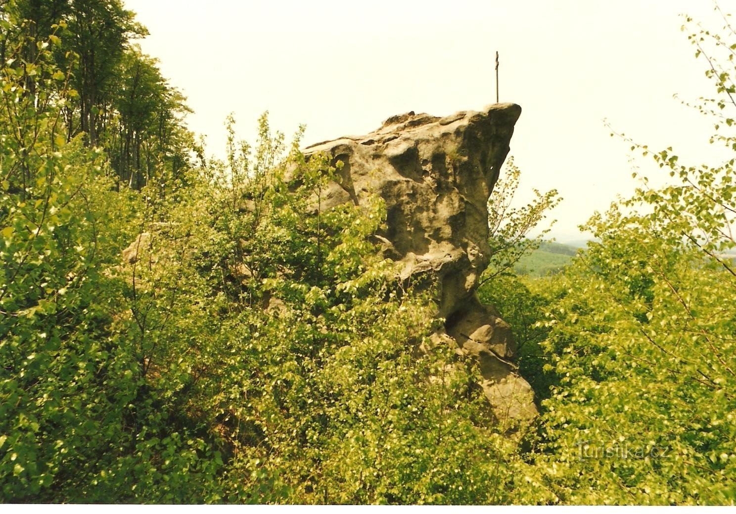 Prædikestolen - den øverste del af klippen med korset i 1998