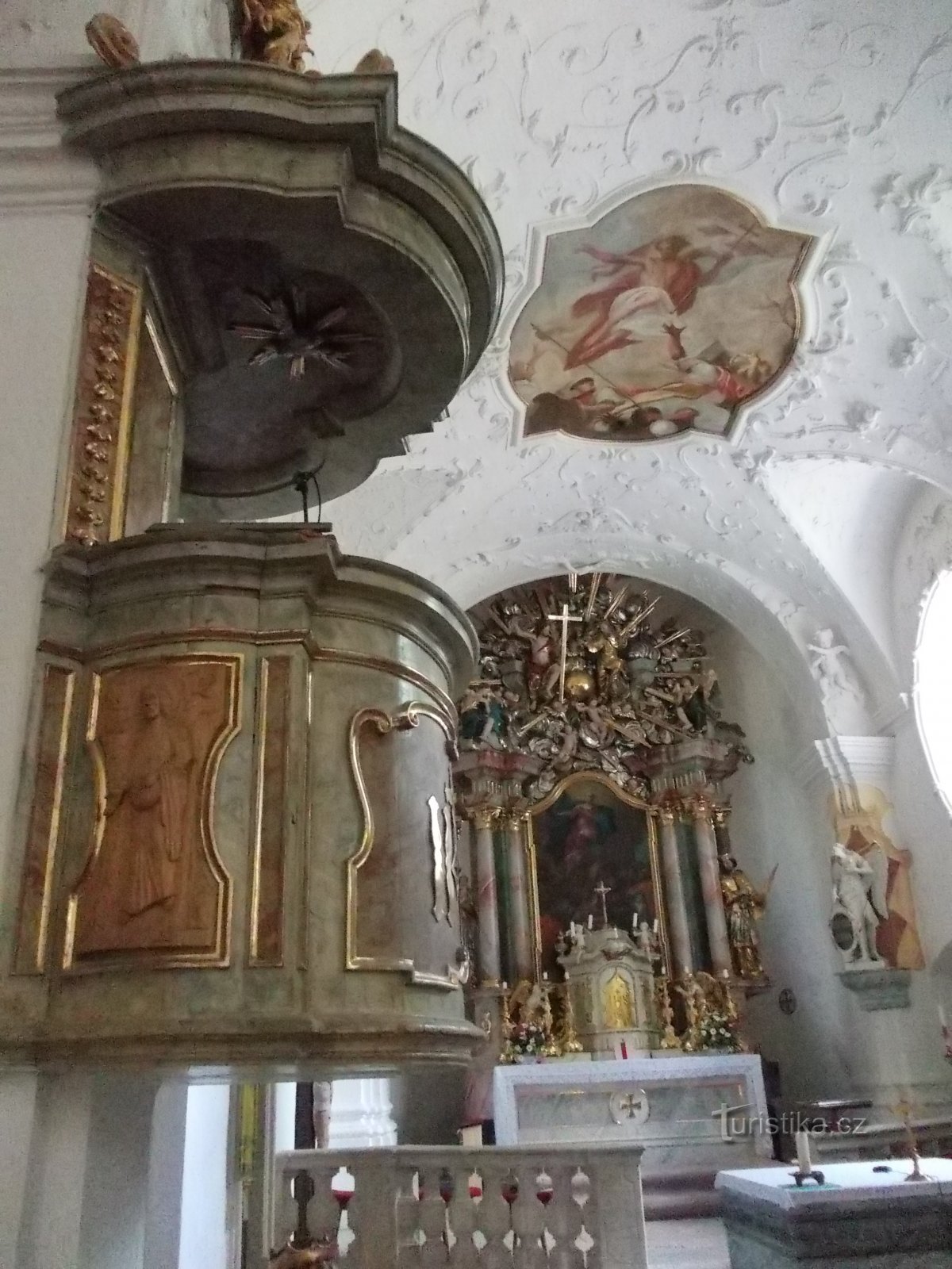 púlpito y altar