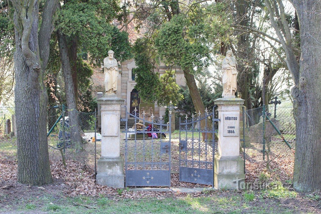 Balde, portão do cemitério militar