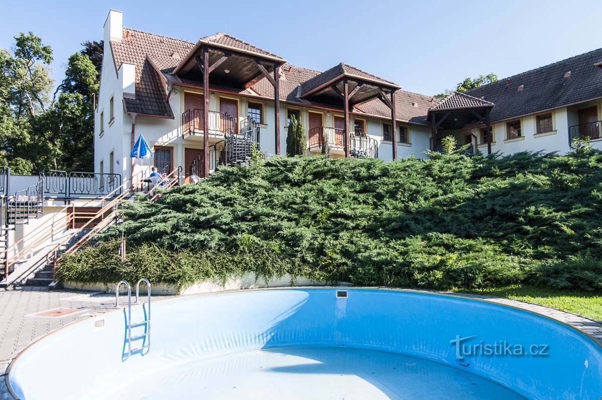 Si fuéramos buenos, tal vez habría agua en la piscina.