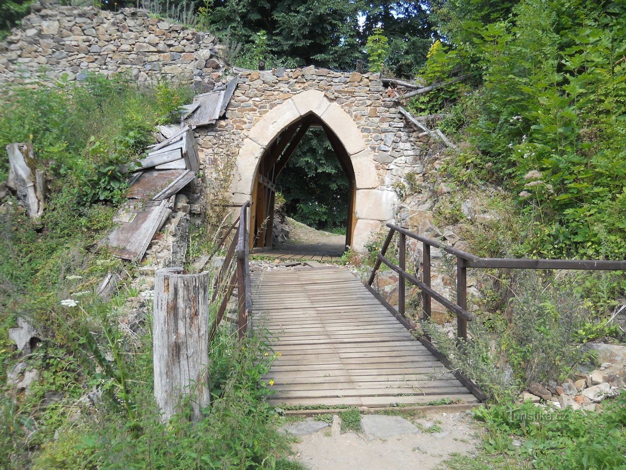 Roda Kdyńské por dois castelos, fossos e uma torre de vigia