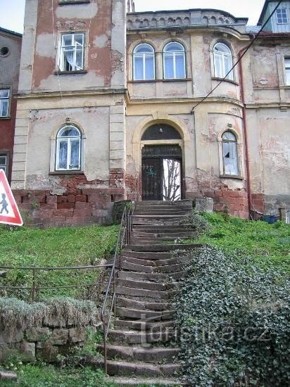 Einmal die Treppe zum Haupteingang des Schlosses