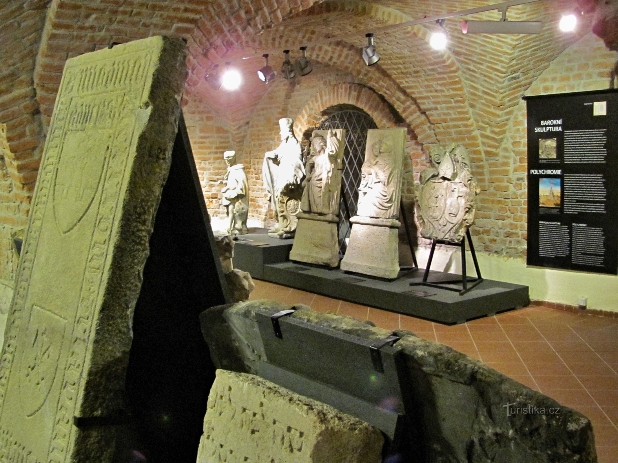 Quando o porão da Universidade Jesuíta e o navio de madeira contam a História da Pedra de Olomouc