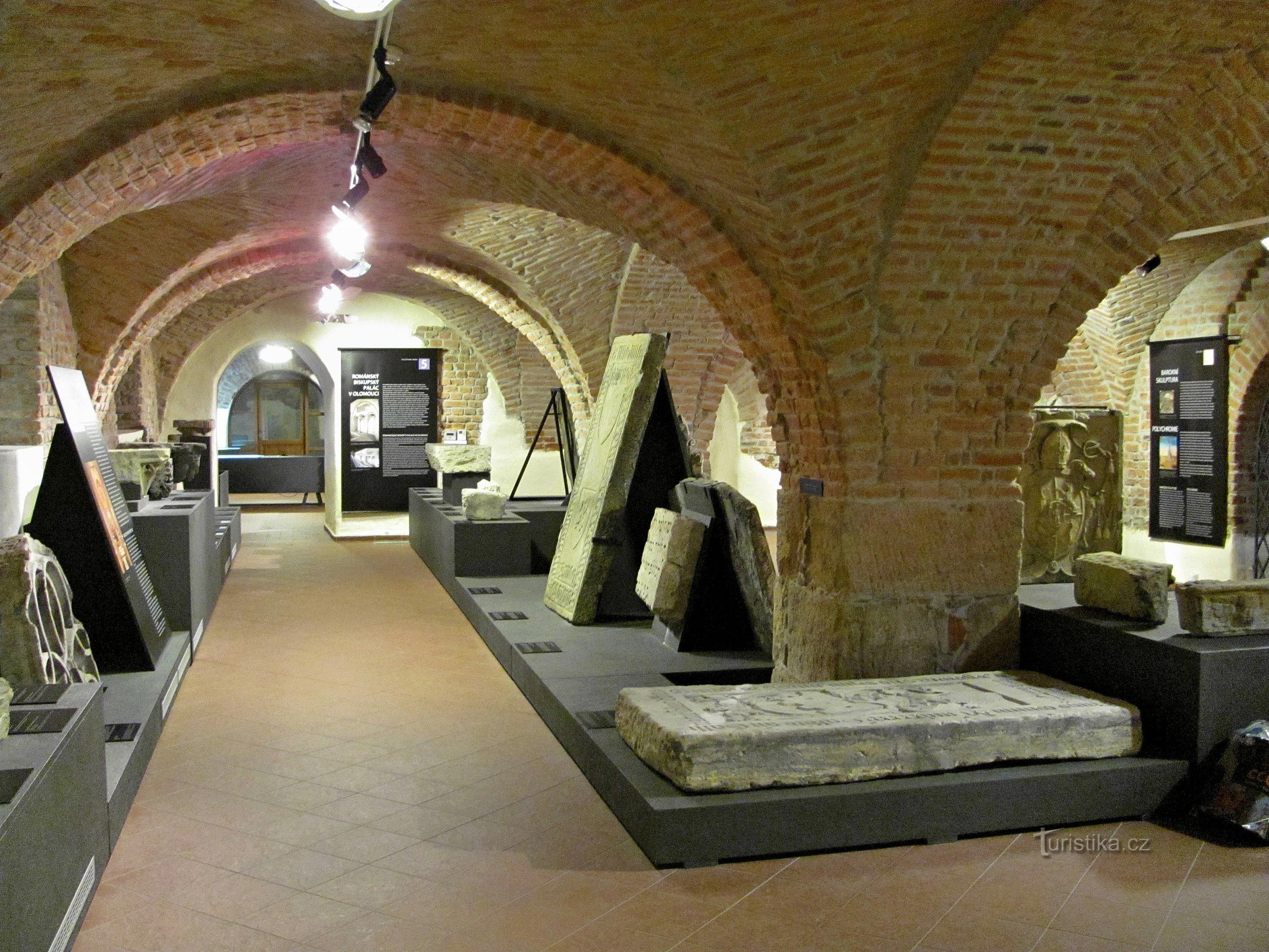 Cuando el sótano de la Universidad de los Jesuitas y el barco de madera cuentan la Historia de la Piedra de Olomouc