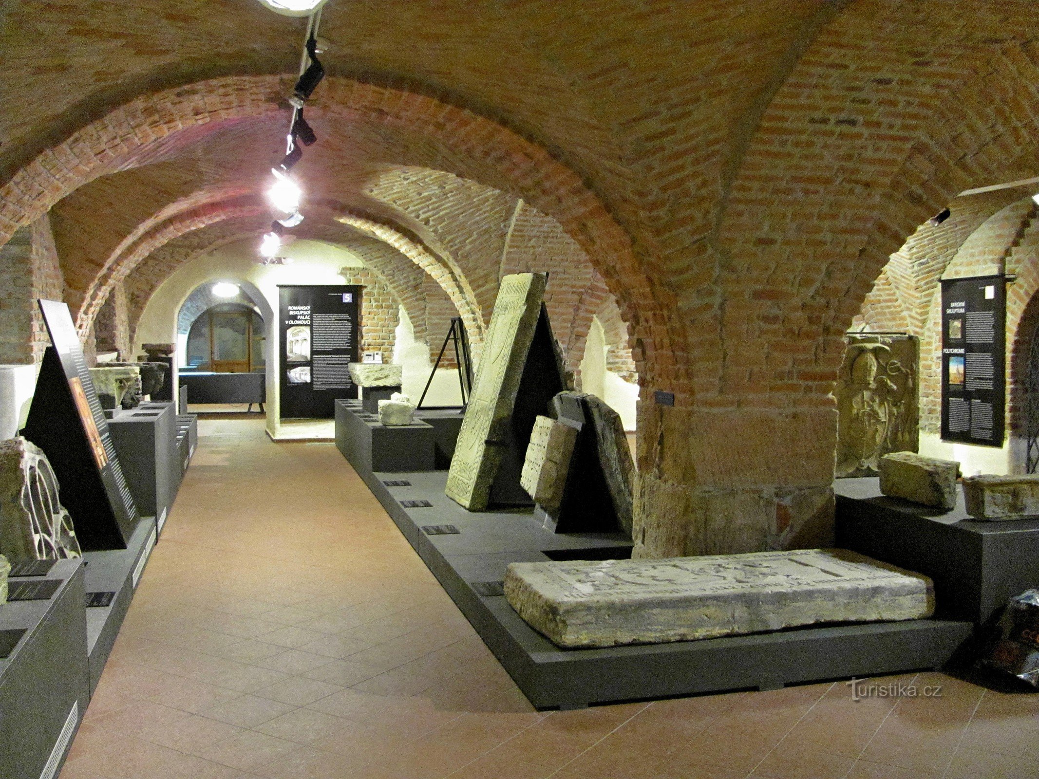 Wanneer de kelder van de jezuïetenuniversiteit en het houten schip het Olomouc-verhaal van de steen vertellen