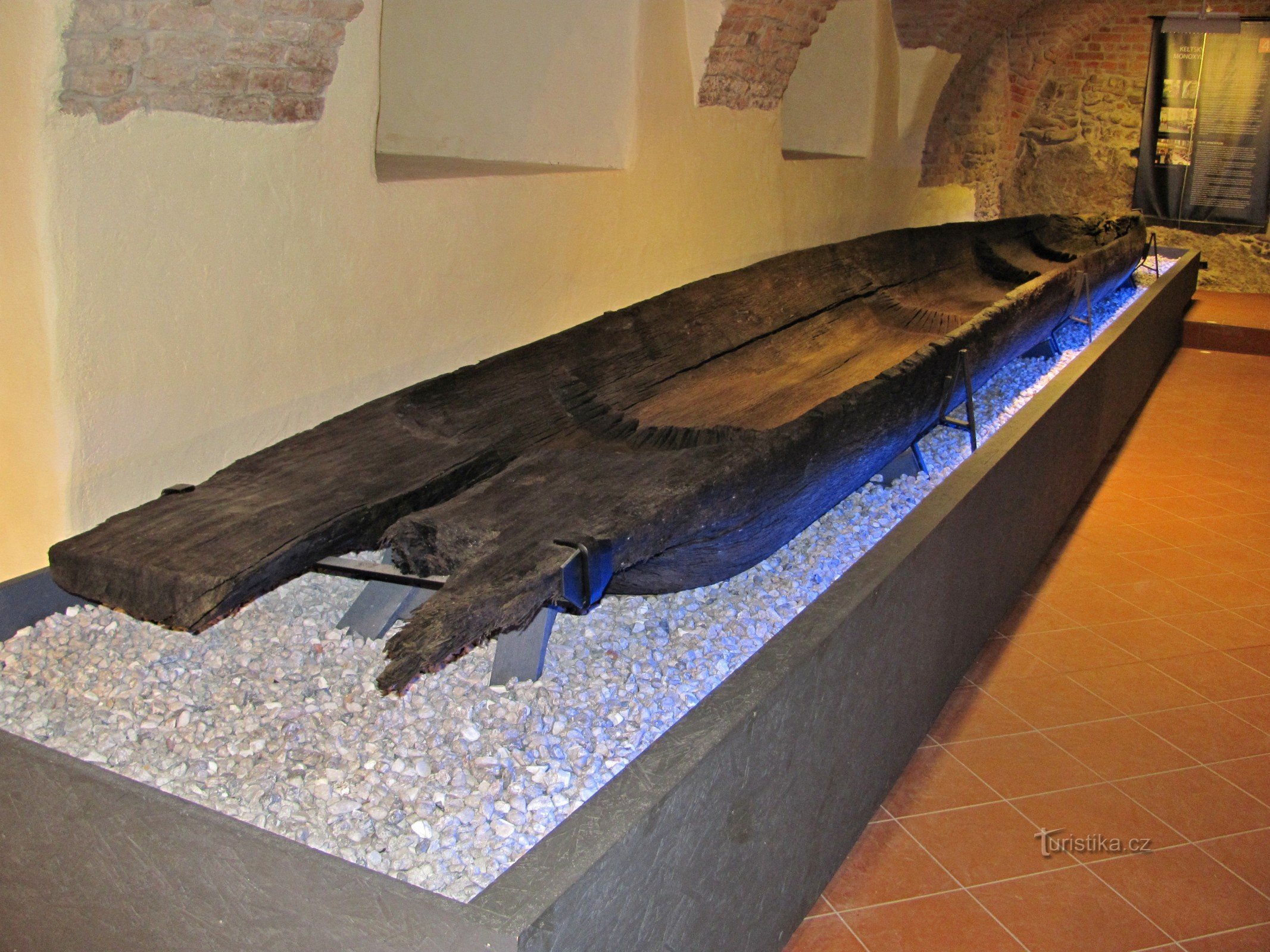 Wanneer de kelder van de jezuïetenuniversiteit en het houten schip het Olomouc-verhaal van de steen vertellen