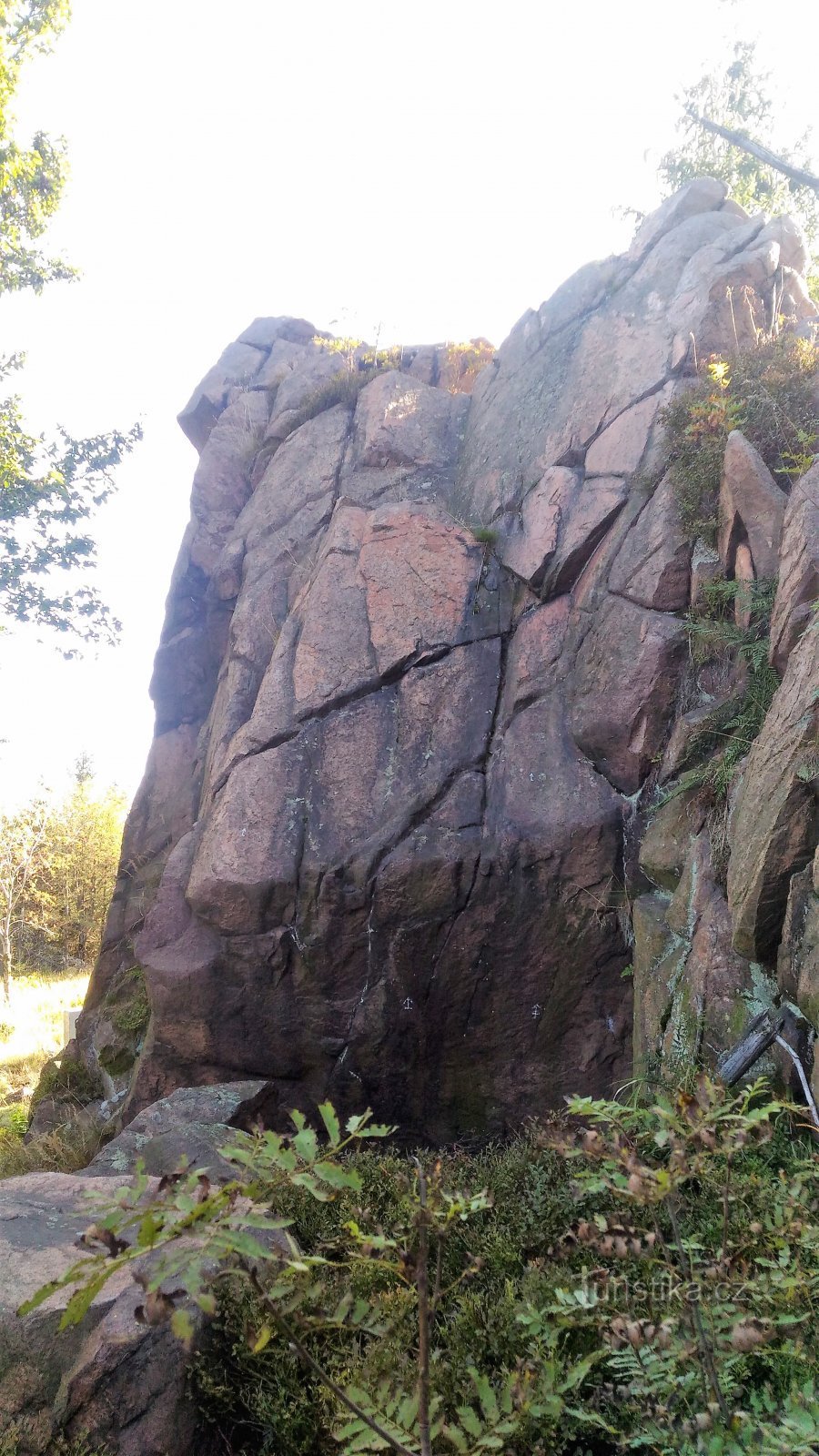 A Vörös agyarhoz és a Borůvčí sziklákhoz.