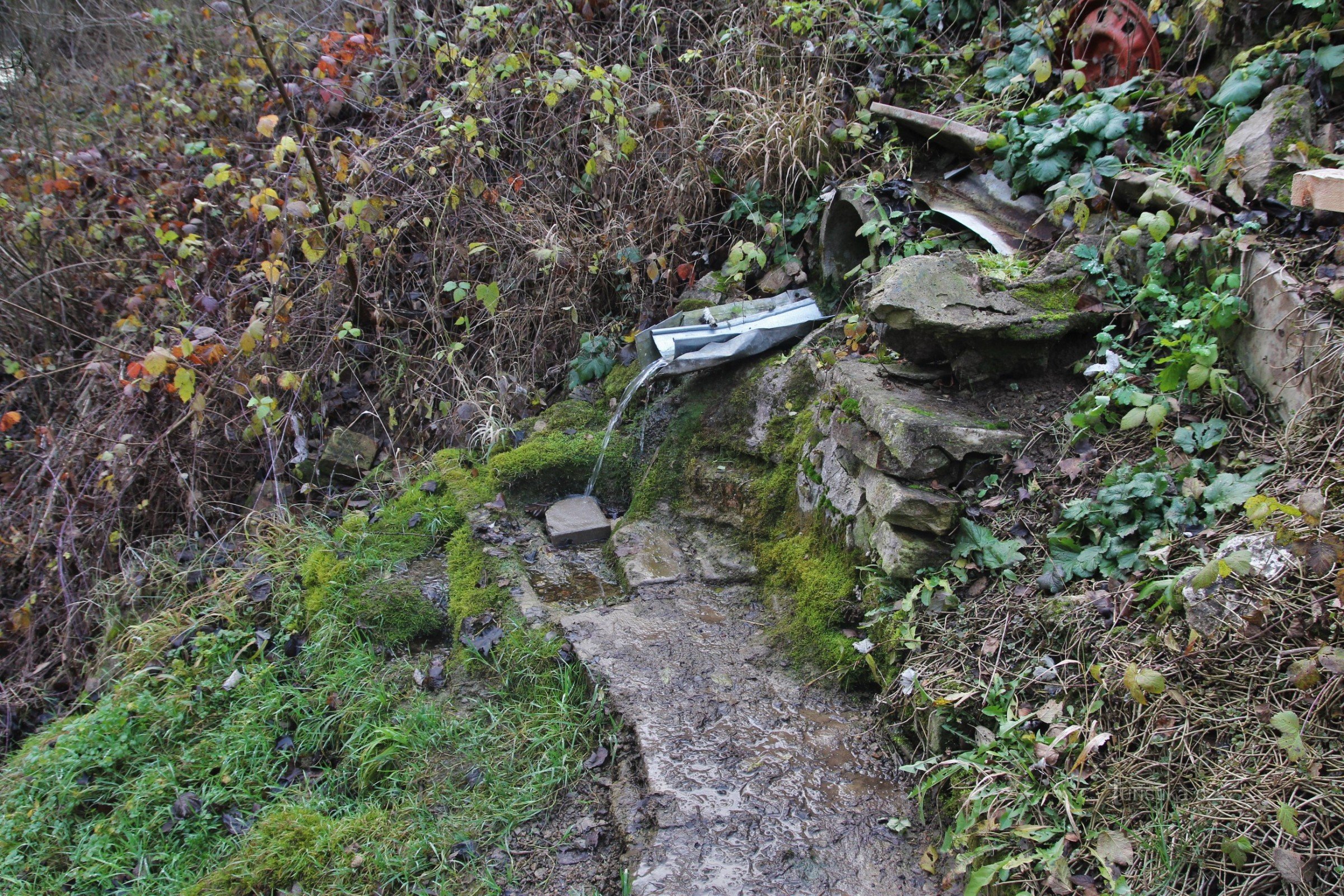 A paved footpath leads from the tourist footpath to the well