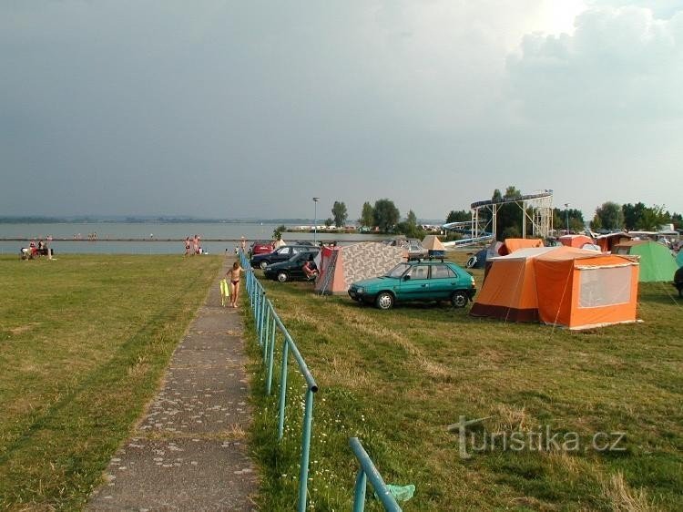 Camping ved bredden af ​​Rozkoš-reservoiret