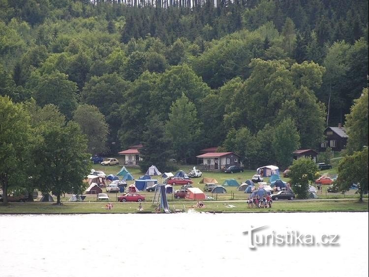 キャンプ - Jedovnice の池