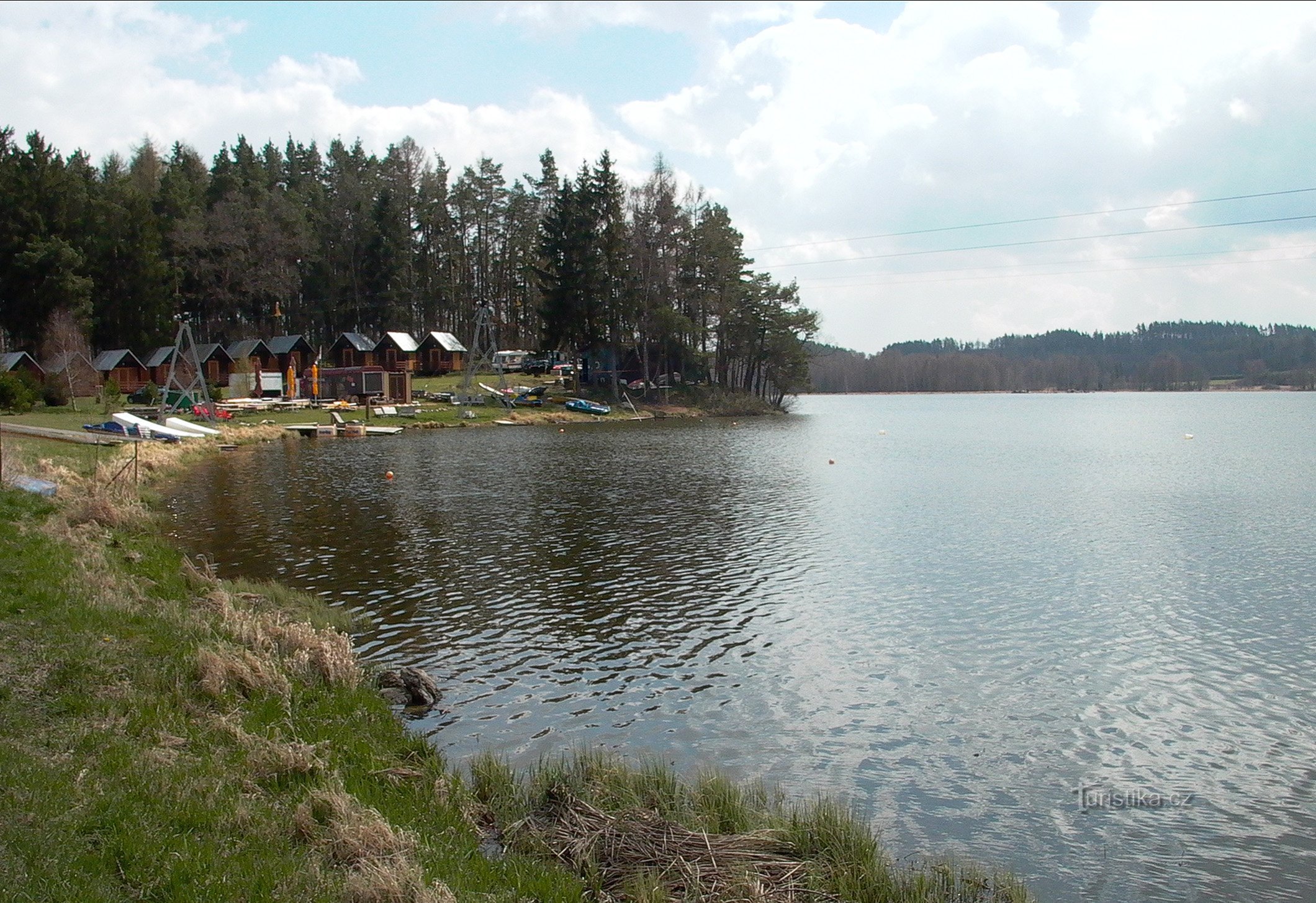 Campeggio vicino a Hnačovského rybník - dalla strada di accesso.