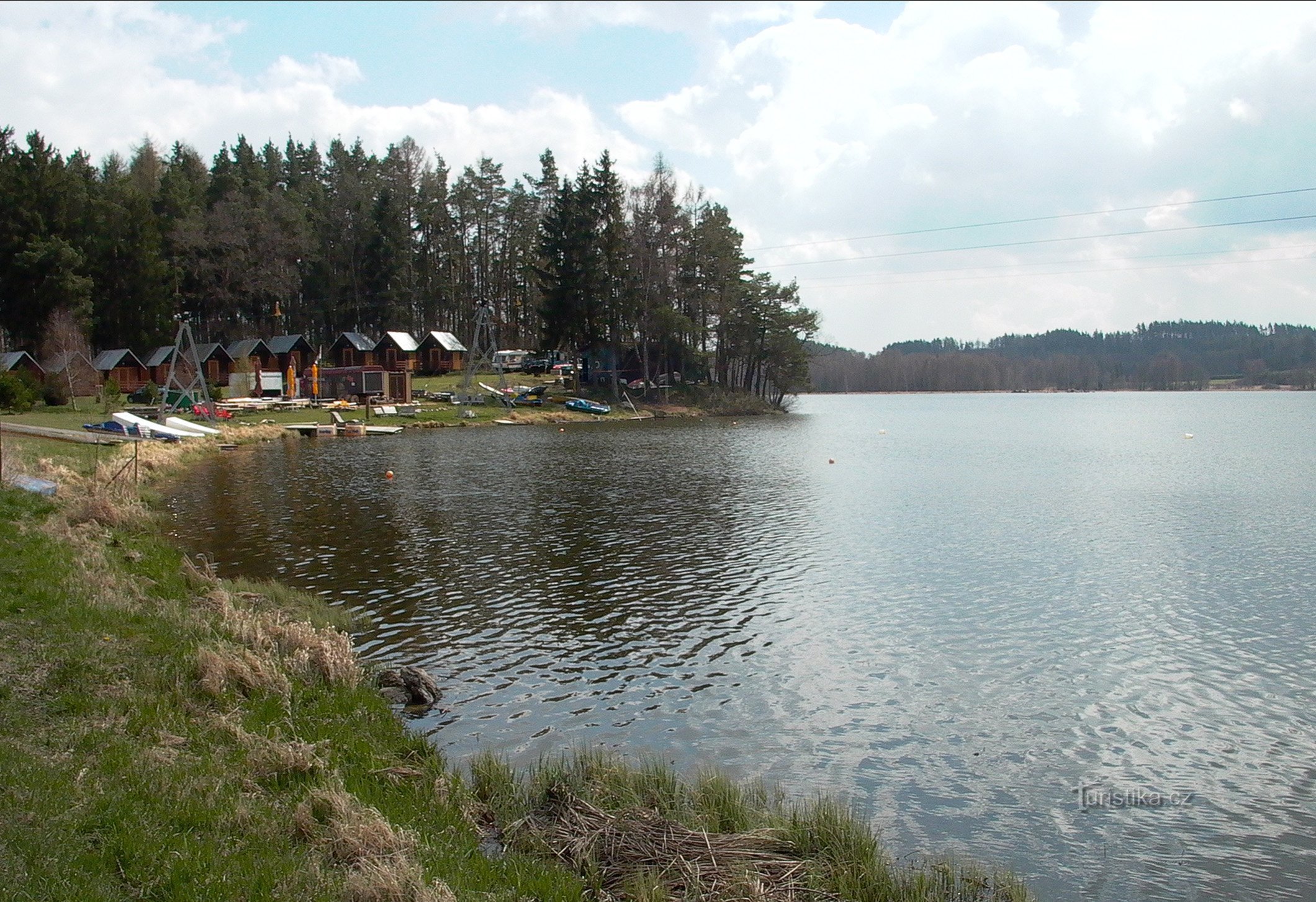 Camping in de buurt van Hnačovského rybník - vanaf de toegangsweg.