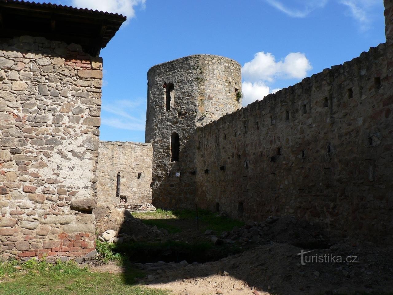 Kestřany, Horní tvrz, Mauern mit Bastei