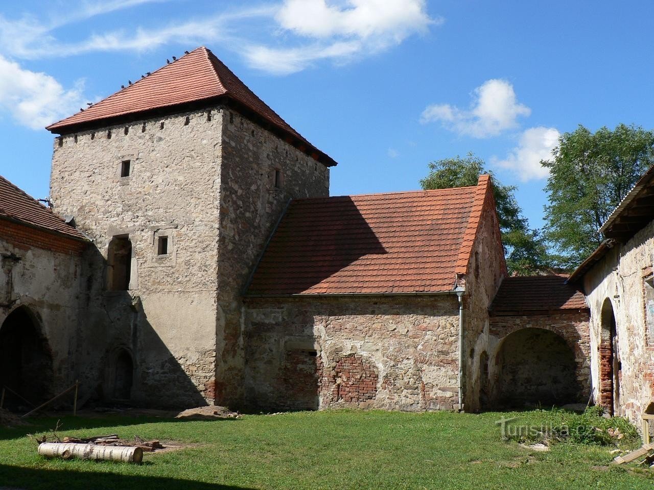 Kestřany, Zgornja trdnjava, dvorišče