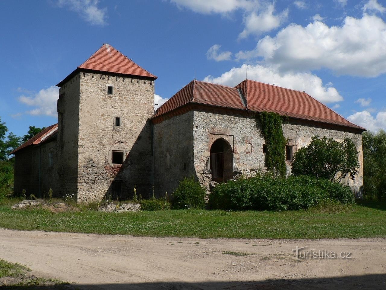 Kestřany, Horní tvrz, lối vào tòa nhà