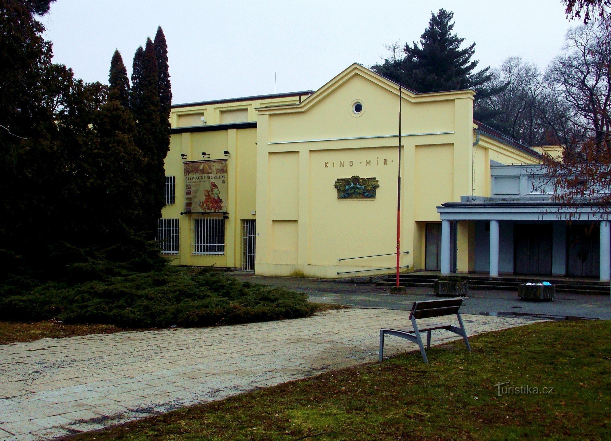 Cinéma Mír en face de l'hôtel Šarovec