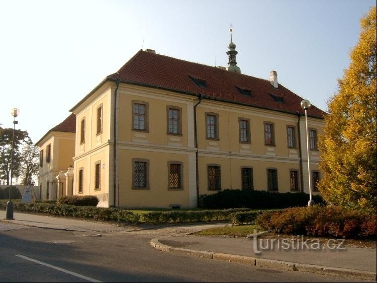 Schloss Kladno: Das heutige Aussehen des Schlosses Kladno ist das Ergebnis der durchgeführten Umbauten