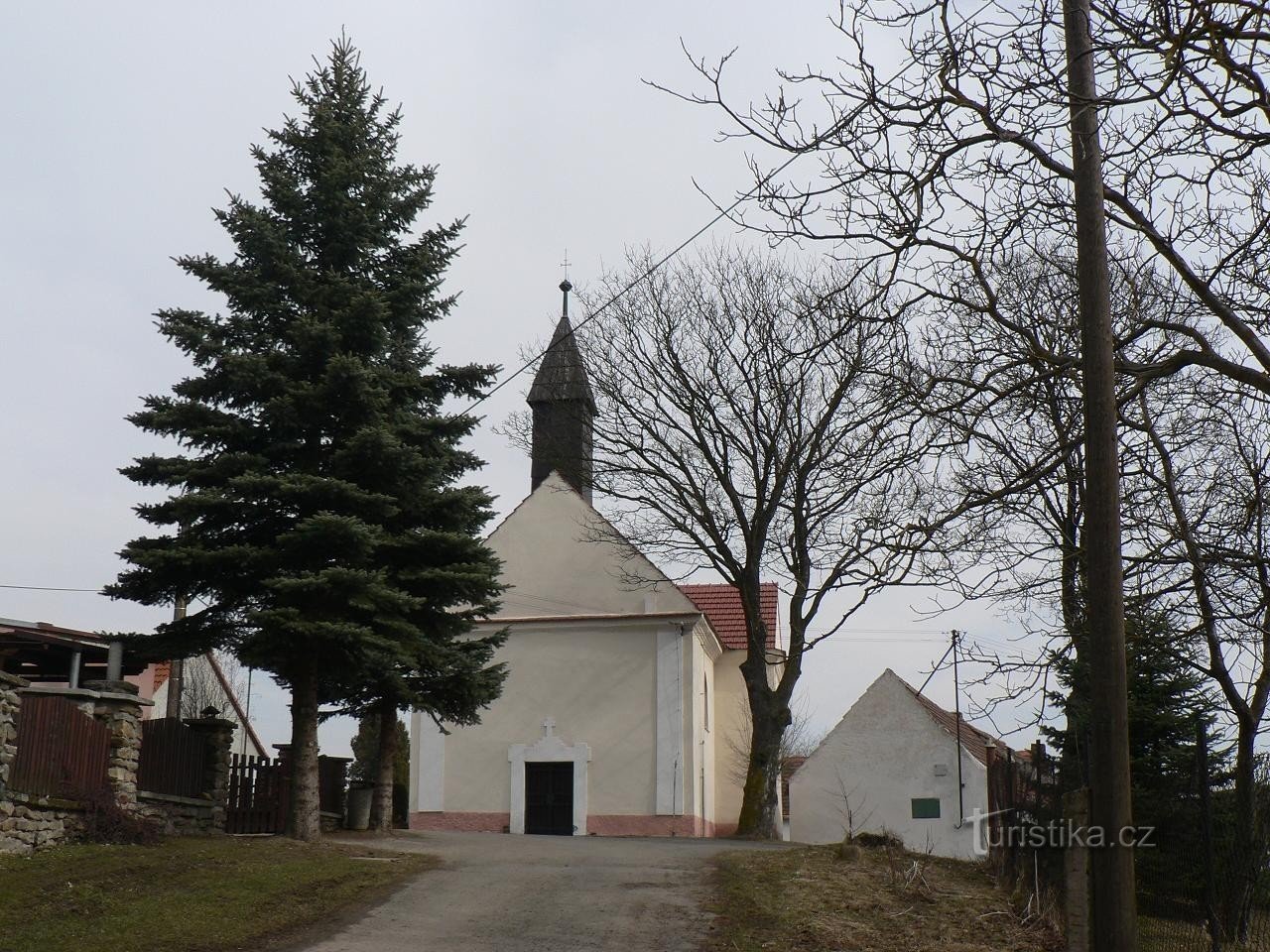 Kladruby, kaplica od zachodu