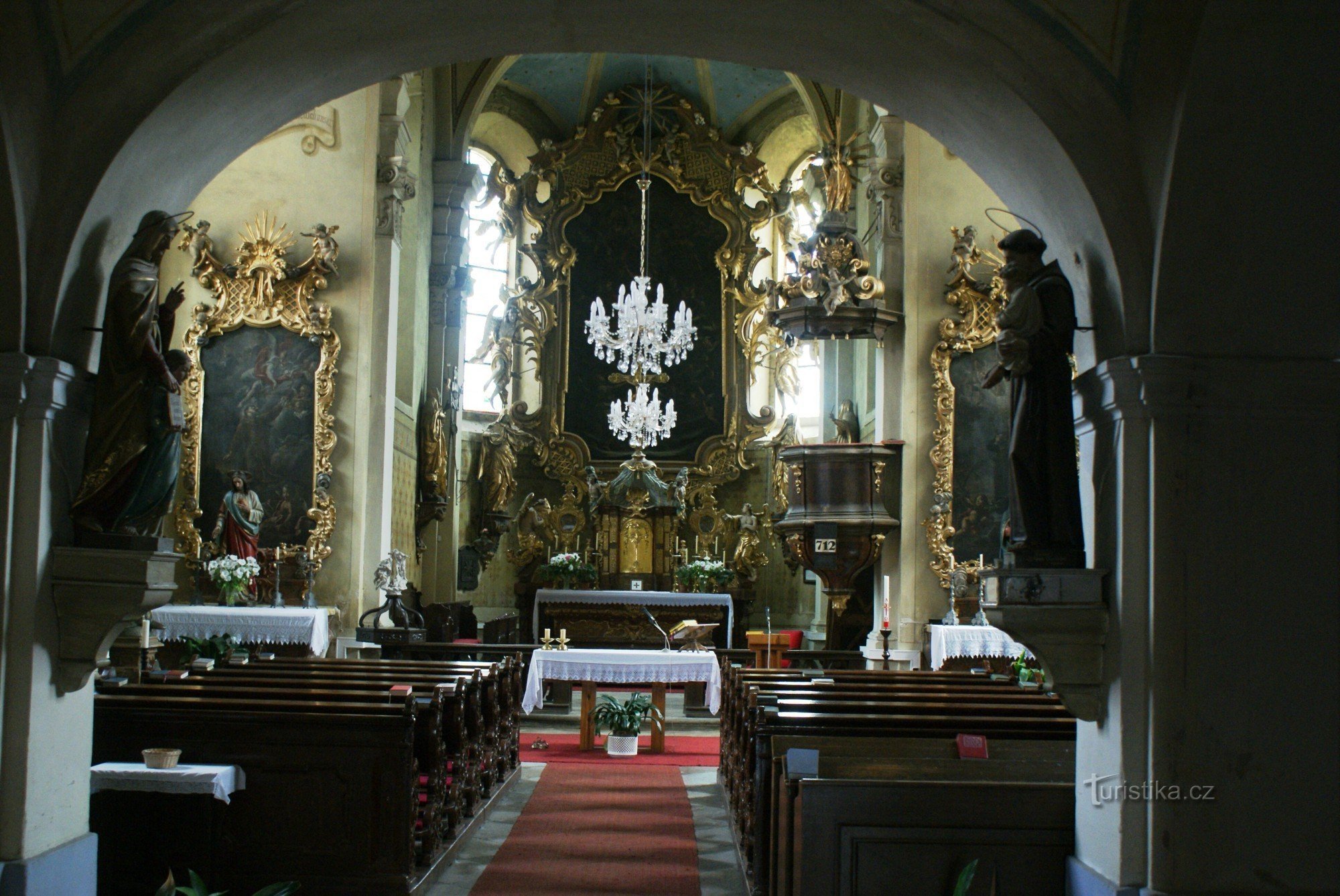 Kladruby (Stříbr közelében) – a Szent István-templom. James keresztkövekből álló lapidárral