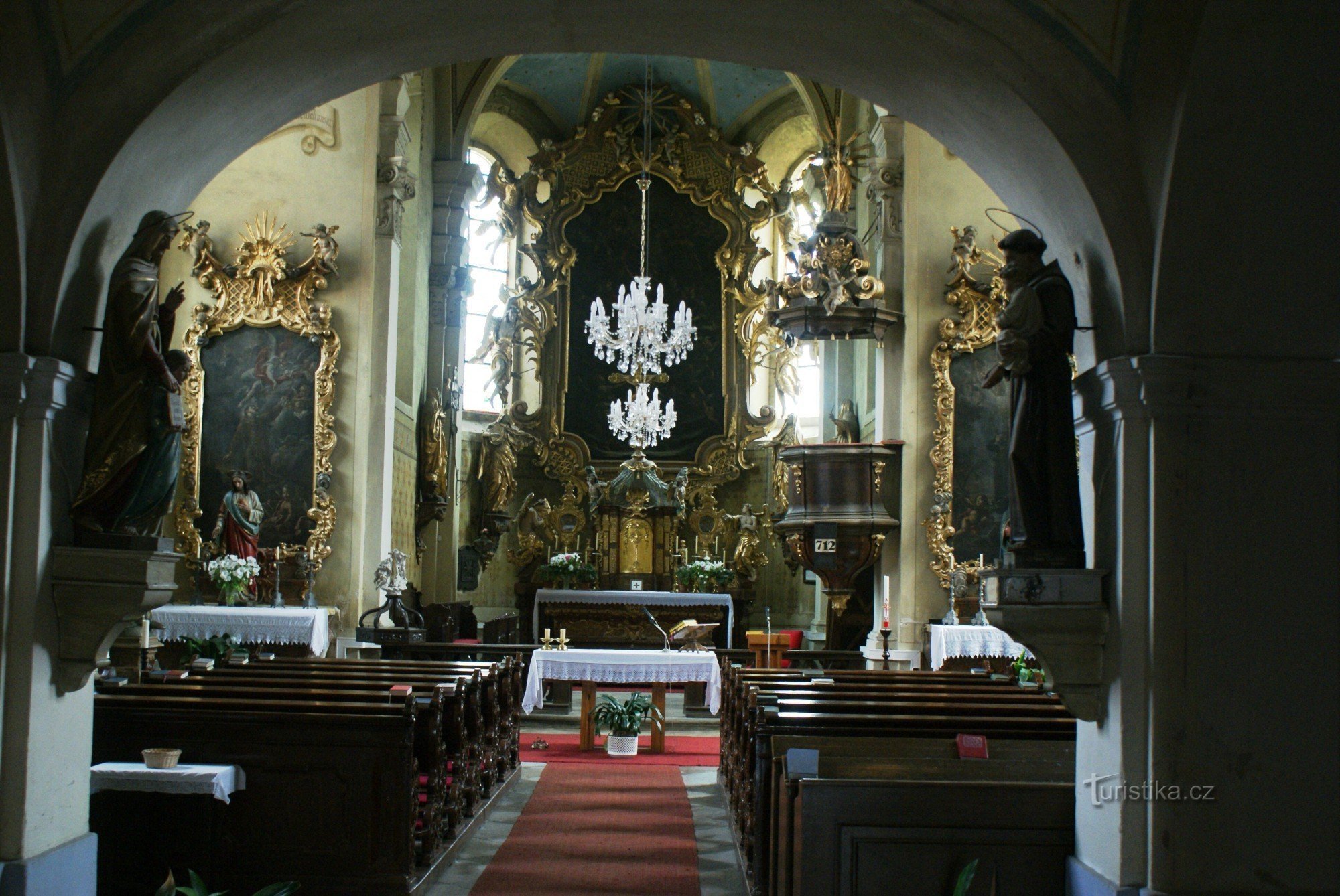 Kladruby (cerca de Stříbr) – iglesia de St. James con un lapidario de piedras cruzadas