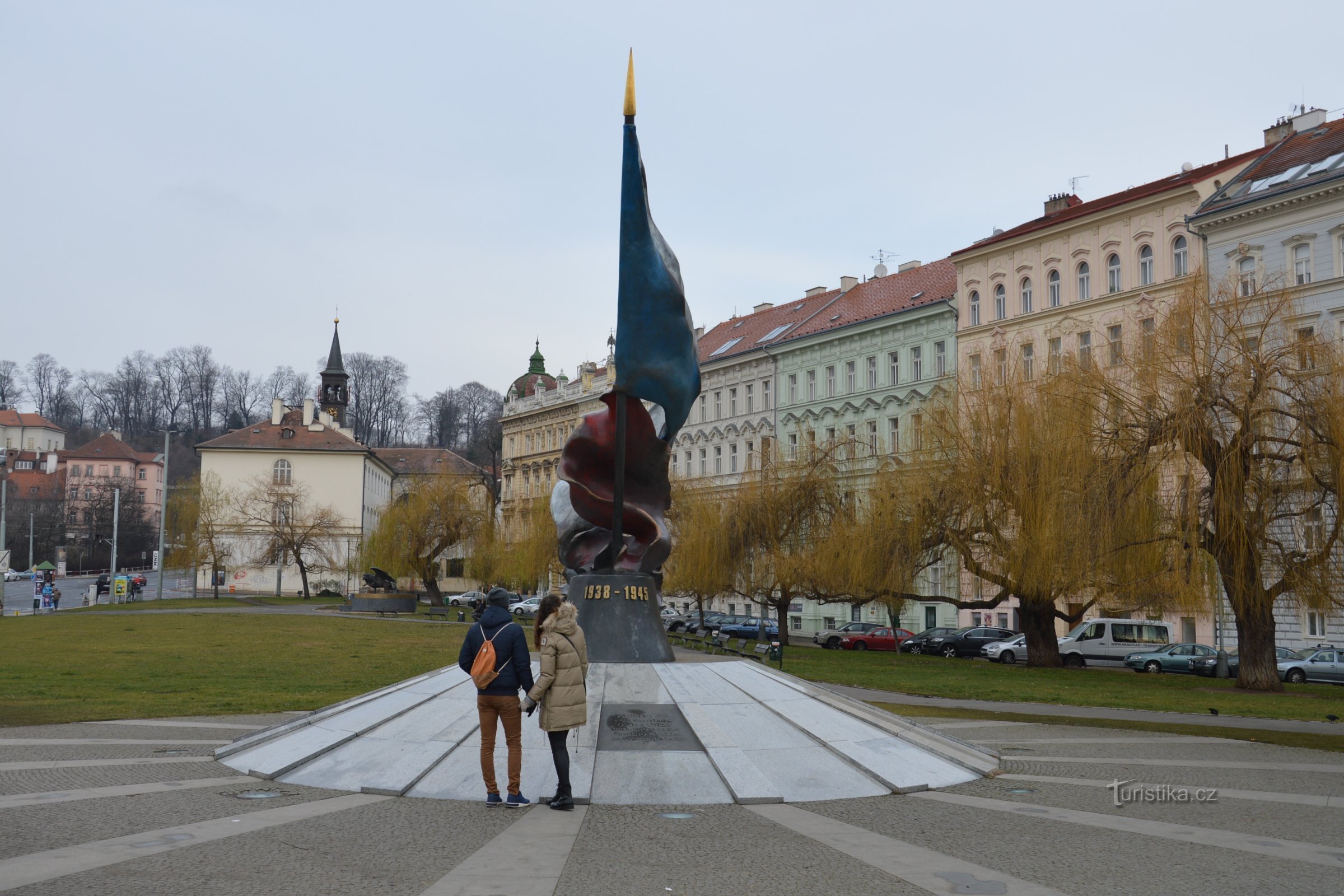 Klárov - monumento à 2ª resistência, Instituto Klár ao fundo à esquerda
