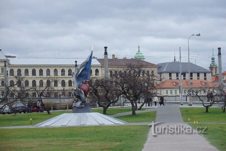 Klárov: Monumentul II. rezistență - Malá Strana, Klárov; bronz, statuie pictată de Vla