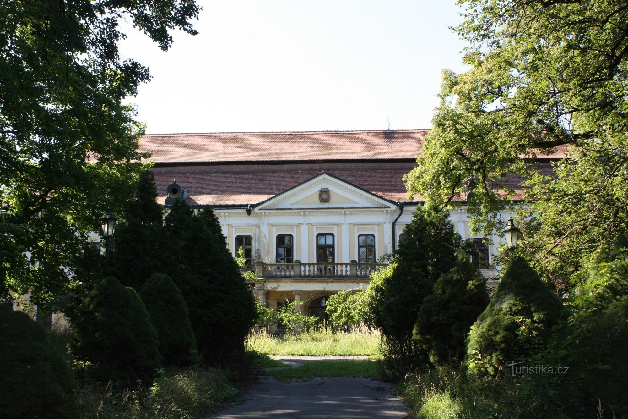 Klasicisní budova zámku v Zdislavicích