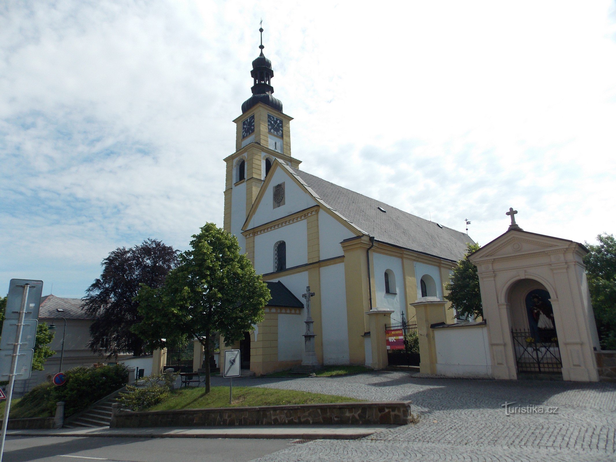 Klasicistična cerkev Petra in Pavla v Hradcu nad Moravicí