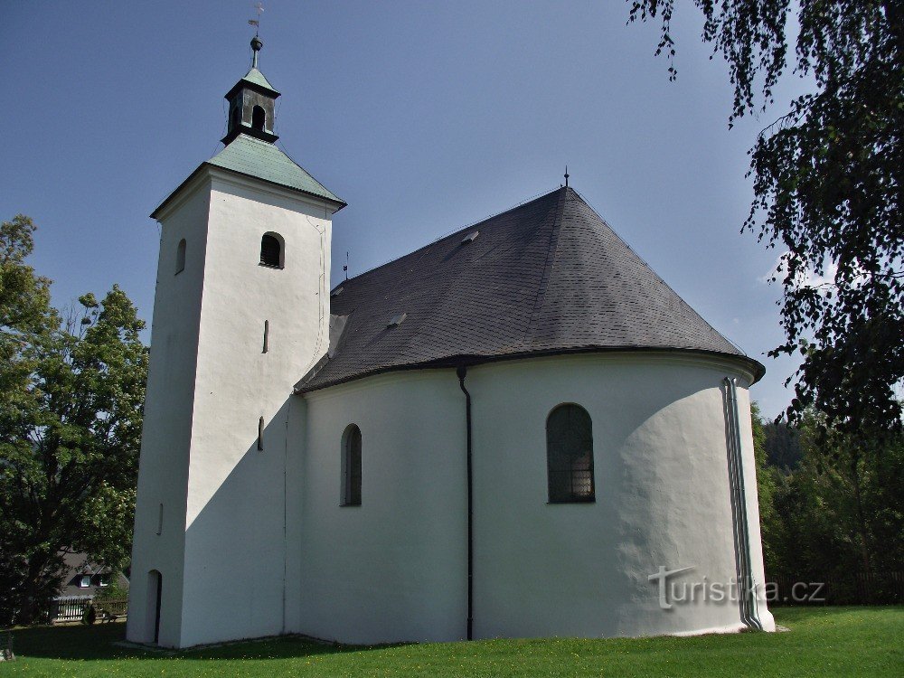 Classicistische kerk met een gotische toren