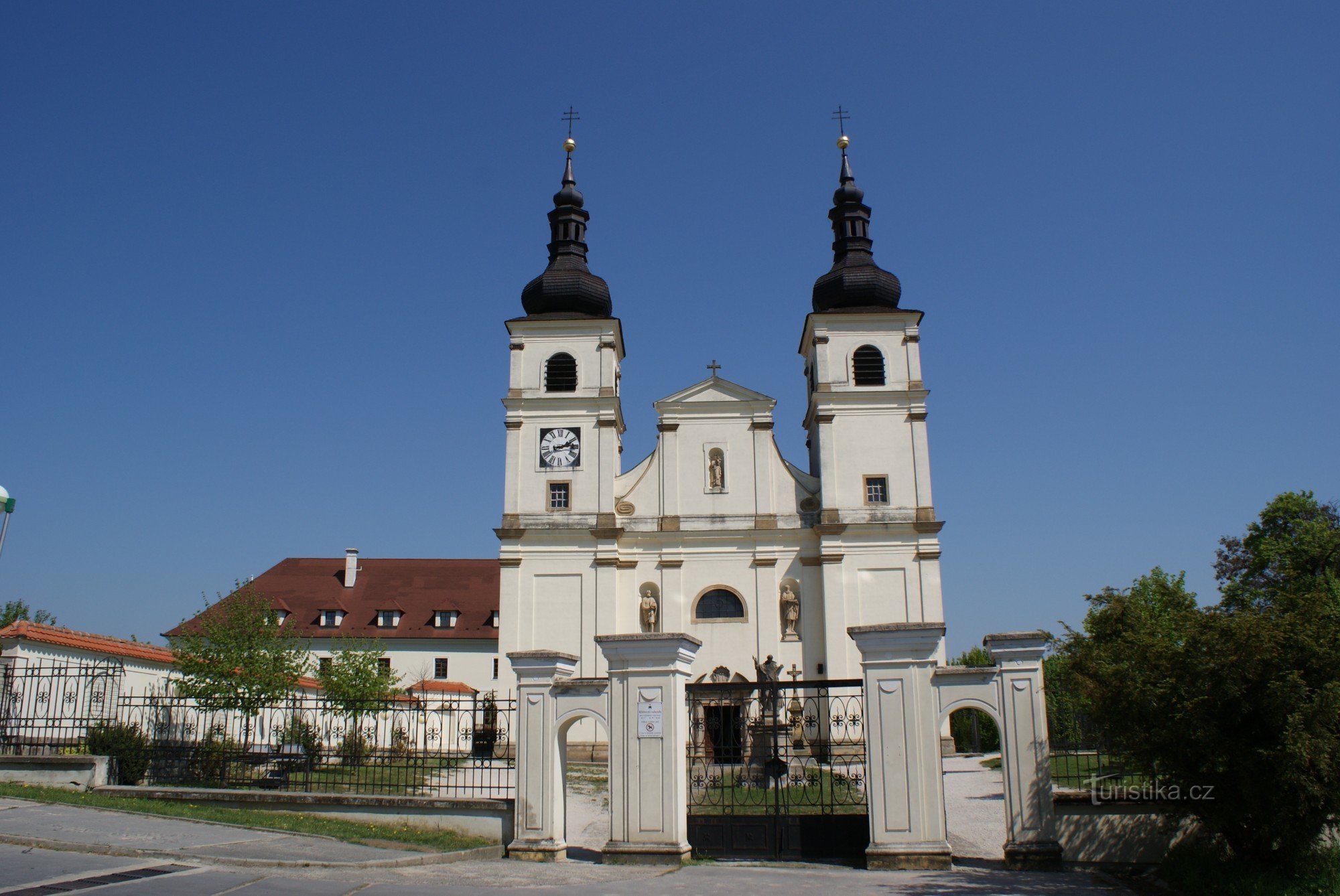 klášter a chrámové průčelí