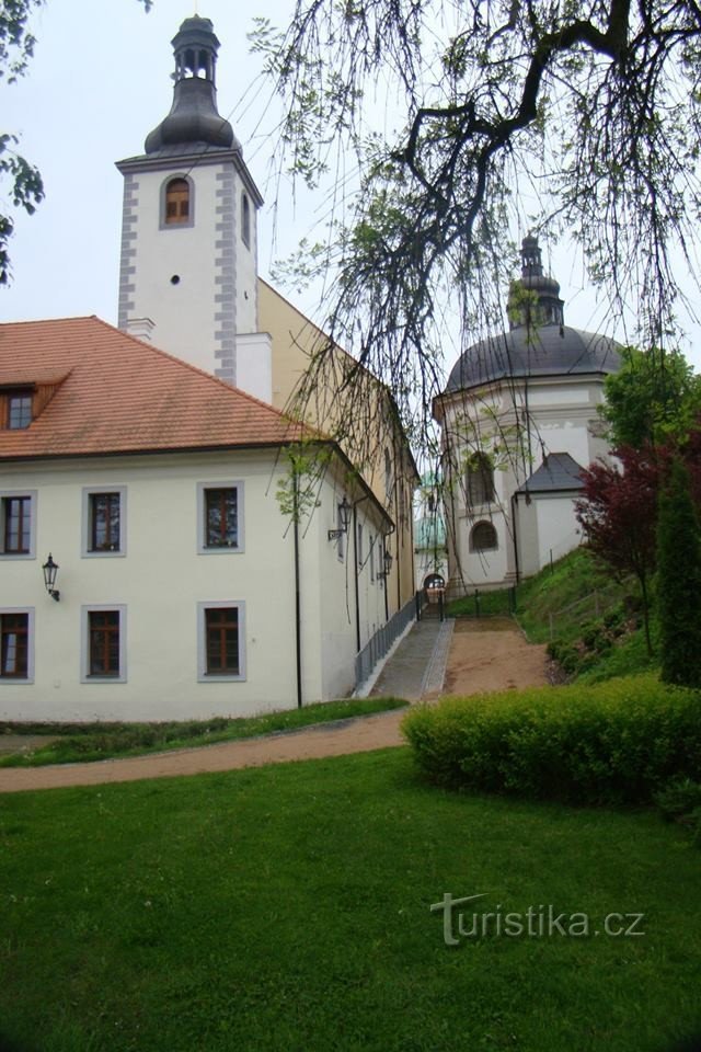 Klostret och dess trädgård till höger om St. Annes begravningskapell.