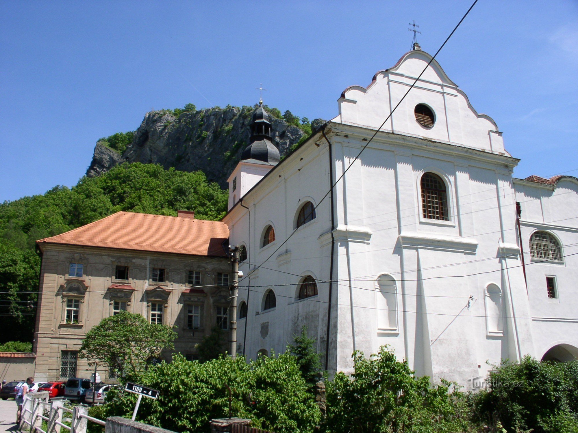Kloster und Kirche der Geburt des hl. Johannes der Täufer im Hintergrund, ein Felsen mit einem Kreuz