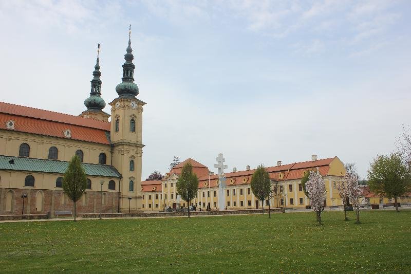 klášter cisterciáků (jezuitů) s kostelem Nanebevzetí P. Marie, sv. Cyrila a Metoděje